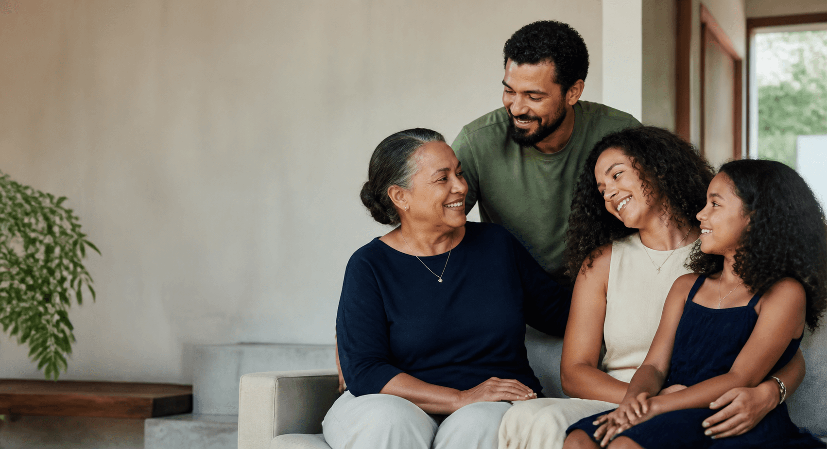 Família brasileira de diferentes gerações reunida em uma sala iluminada